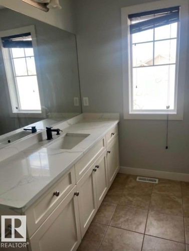 1699 Cunningham Way, Edmonton, AB - Indoor Photo Showing Bathroom