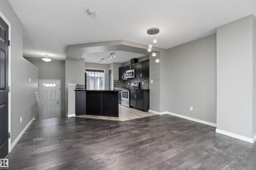 90 3305 Orchards Link Link, Edmonton, AB - Indoor Photo Showing Kitchen