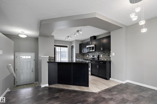 90 3305 Orchards Link Link, Edmonton, AB - Indoor Photo Showing Kitchen