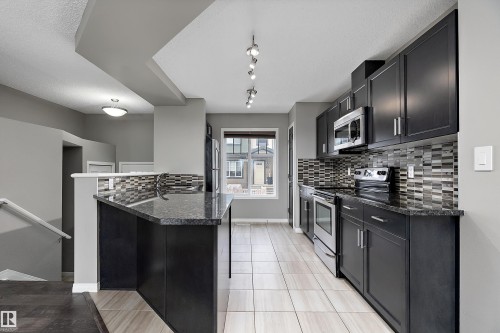 90 3305 Orchards Link Link, Edmonton, AB - Indoor Photo Showing Kitchen With Upgraded Kitchen