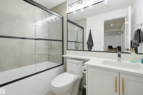 8723 138 Street, Edmonton, AB - Indoor Photo Showing Bathroom