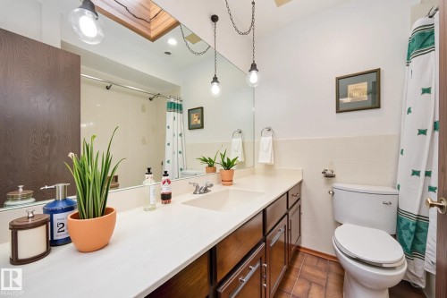 12307 54 Street, Edmonton, AB - Indoor Photo Showing Bathroom