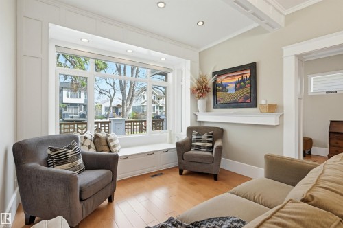 10813 74 Avenue, Edmonton, AB - Indoor Photo Showing Living Room