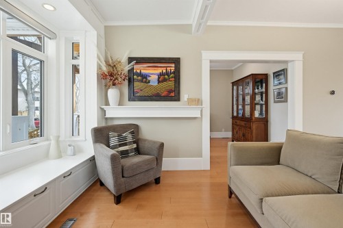 10813 74 Avenue, Edmonton, AB - Indoor Photo Showing Living Room