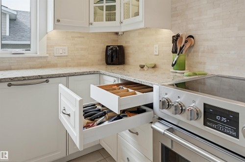 10813 74 Avenue, Edmonton, AB - Indoor Photo Showing Kitchen