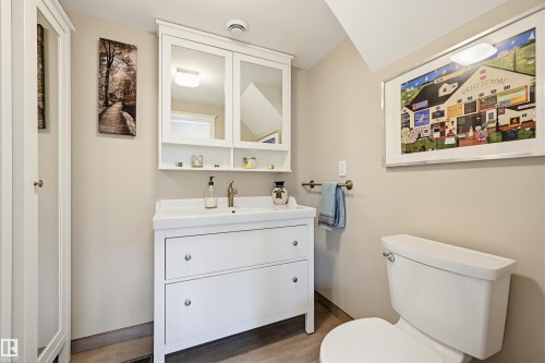 10813 74 Avenue, Edmonton, AB - Indoor Photo Showing Bathroom