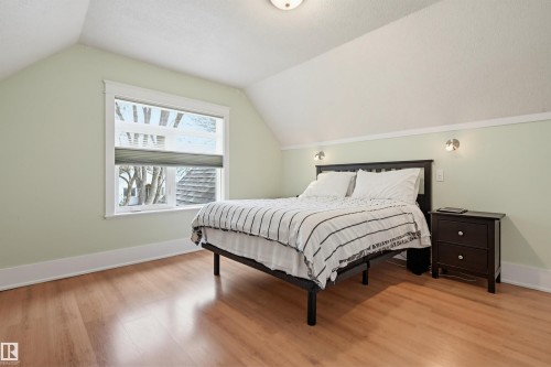10813 74 Avenue, Edmonton, AB - Indoor Photo Showing Bedroom