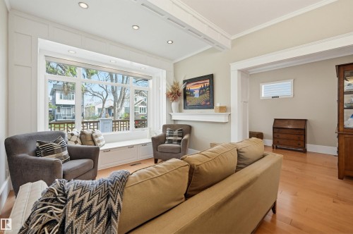 10813 74 Avenue, Edmonton, AB - Indoor Photo Showing Living Room