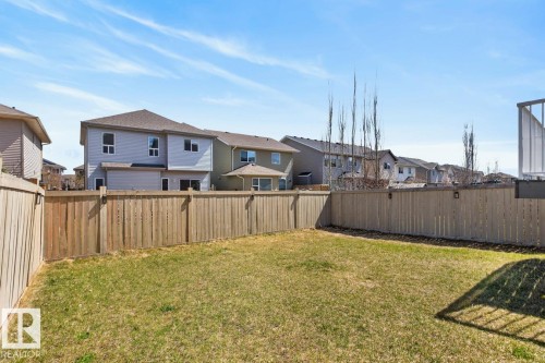 Expansive fenced backyard featuring a grassy lawn - 7942 Erasmus Crescent, Edmonton, AB - Outdoor