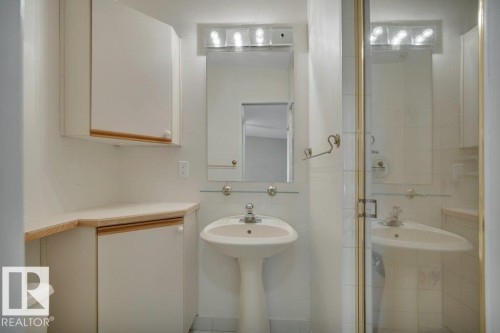 8808 41 Avenue, Edmonton, AB - Indoor Photo Showing Bathroom