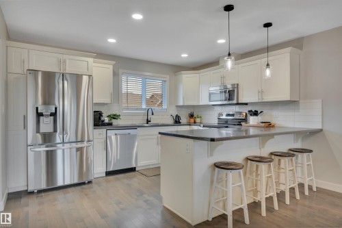 258 Robinson Drive, Leduc, AB - Indoor Photo Showing Kitchen With Upgraded Kitchen