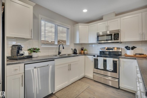 258 Robinson Drive, Leduc, AB - Indoor Photo Showing Kitchen With Double Sink With Upgraded Kitchen