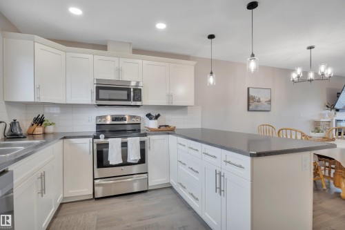 258 Robinson Drive, Leduc, AB - Indoor Photo Showing Kitchen With Upgraded Kitchen