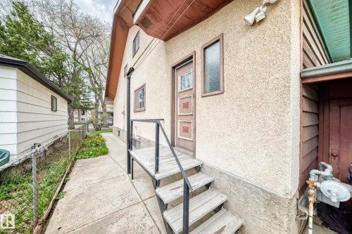 Stucco exterior with wood trim detailing - 11929 91 Street, Edmonton, AB 