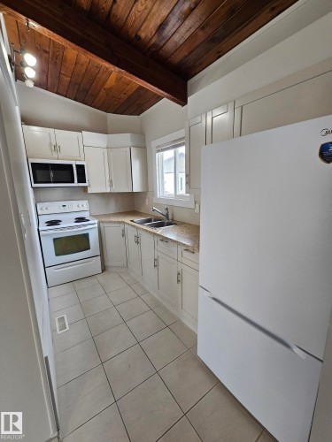 26 Northwoods Village, Edmonton, AB - Indoor Photo Showing Kitchen With Double Sink