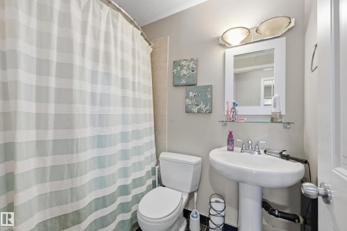 9 8020 141 Avenue, Edmonton, AB - Indoor Photo Showing Bathroom