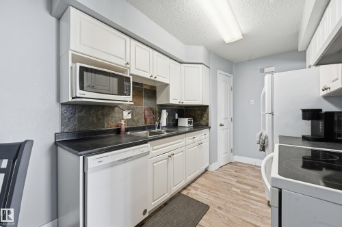 9 8020 141 Avenue, Edmonton, AB - Indoor Photo Showing Kitchen With Double Sink