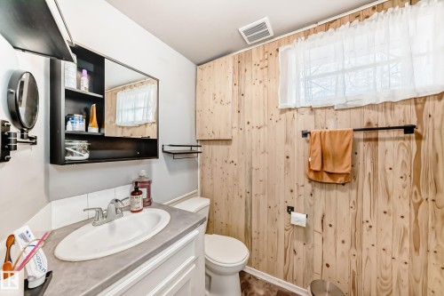 10928 149 Street, Edmonton, AB - Indoor Photo Showing Bathroom