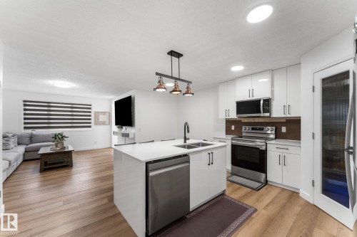 802 Mcleod Avenue, Spruce Grove, AB - Indoor Photo Showing Kitchen With Double Sink