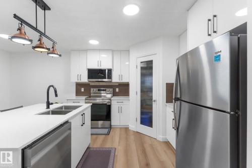 802 Mcleod Avenue, Spruce Grove, AB - Indoor Photo Showing Kitchen With Double Sink