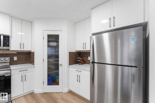 802 Mcleod Avenue, Spruce Grove, AB - Indoor Photo Showing Kitchen