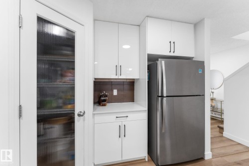 802 Mcleod Avenue, Spruce Grove, AB - Indoor Photo Showing Kitchen