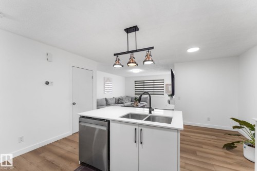 802 Mcleod Avenue, Spruce Grove, AB - Indoor Photo Showing Kitchen With Double Sink