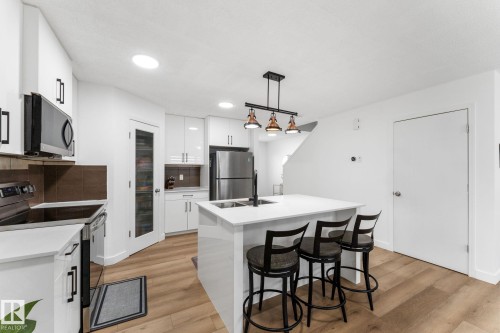 802 Mcleod Avenue, Spruce Grove, AB - Indoor Photo Showing Kitchen