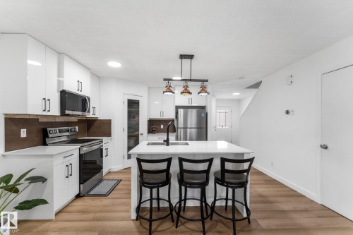 802 Mcleod Avenue, Spruce Grove, AB - Indoor Photo Showing Kitchen
