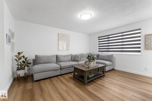 802 Mcleod Avenue, Spruce Grove, AB - Indoor Photo Showing Living Room