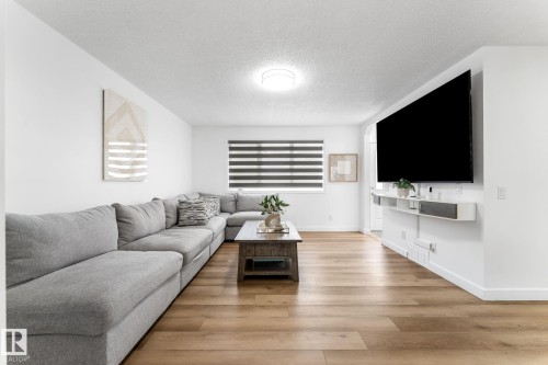 802 Mcleod Avenue, Spruce Grove, AB - Indoor Photo Showing Living Room