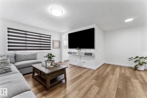 802 Mcleod Avenue, Spruce Grove, AB - Indoor Photo Showing Living Room