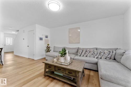 802 Mcleod Avenue, Spruce Grove, AB - Indoor Photo Showing Living Room