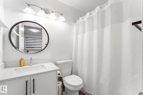 802 Mcleod Avenue, Spruce Grove, AB - Indoor Photo Showing Bathroom