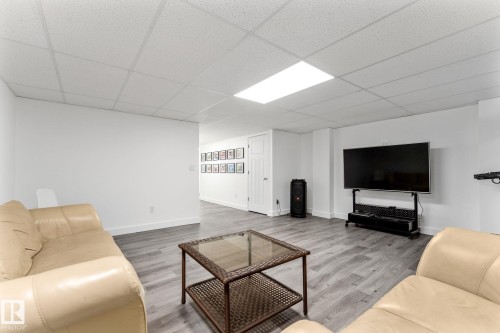 802 Mcleod Avenue, Spruce Grove, AB - Indoor Photo Showing Living Room