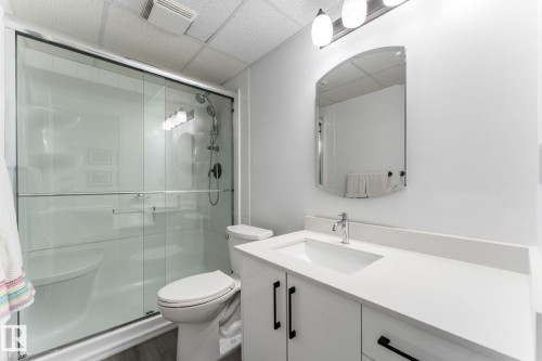 802 Mcleod Avenue, Spruce Grove, AB - Indoor Photo Showing Bathroom