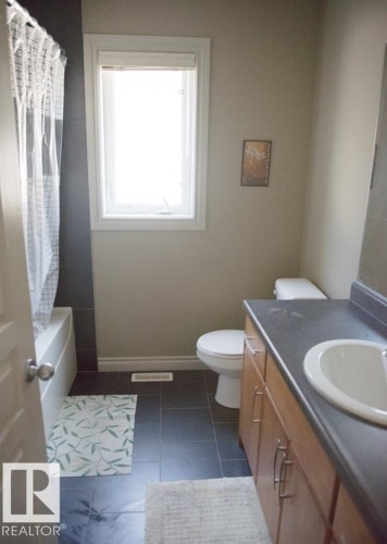 6162 Maynard Crescent Nw, Edmonton, AB - Indoor Photo Showing Bathroom