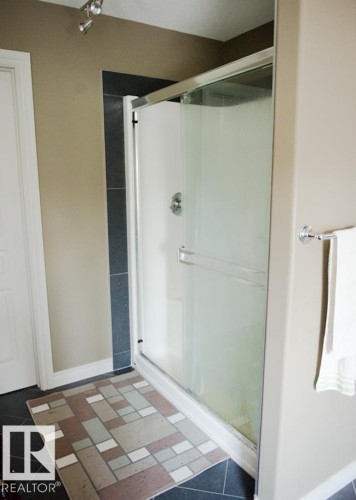 6162 Maynard Crescent Nw, Edmonton, AB - Indoor Photo Showing Bathroom