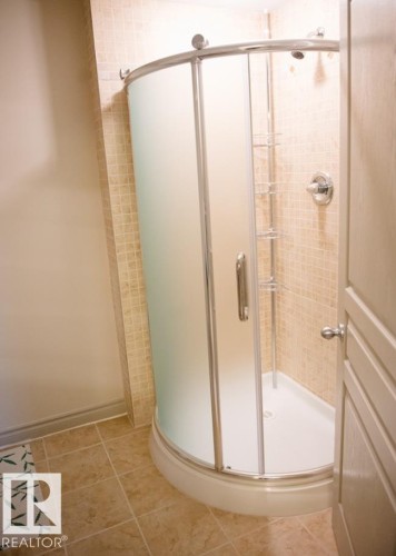 6162 Maynard Crescent Nw, Edmonton, AB - Indoor Photo Showing Bathroom