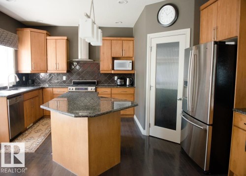 6162 Maynard Crescent Nw, Edmonton, AB - Indoor Photo Showing Kitchen