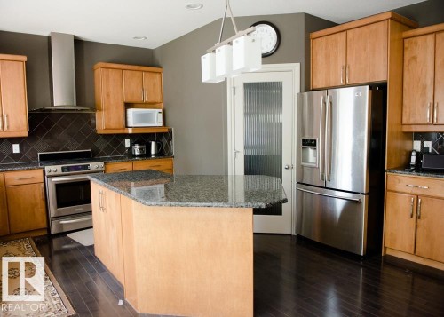 6162 Maynard Crescent Nw, Edmonton, AB - Indoor Photo Showing Kitchen