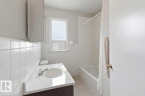 9206 / 9208 90 Street, Edmonton, AB - Indoor Photo Showing Bathroom