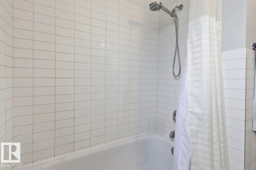 9206 / 9208 90 Street, Edmonton, AB - Indoor Photo Showing Bathroom