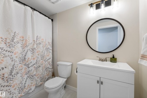 4853 Kinney Road, Edmonton, AB - Indoor Photo Showing Bathroom