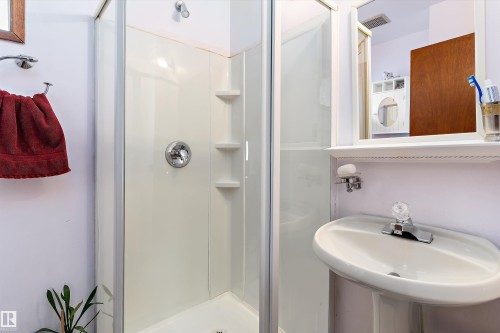 1863 104 Street, Edmonton, AB - Indoor Photo Showing Bathroom