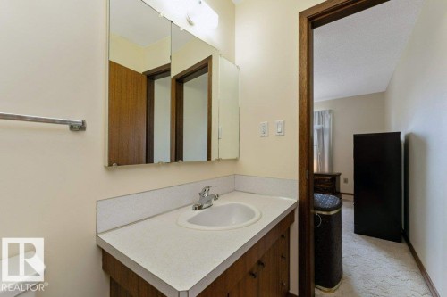 6719 31A Avenue, Edmonton, AB - Indoor Photo Showing Bathroom