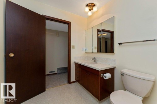 6719 31A Avenue, Edmonton, AB - Indoor Photo Showing Bathroom