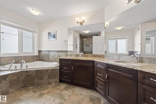 11523 80 Avenue, Edmonton, AB - Indoor Photo Showing Bathroom