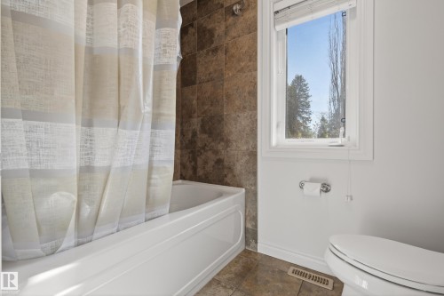 11523 80 Avenue, Edmonton, AB - Indoor Photo Showing Bathroom