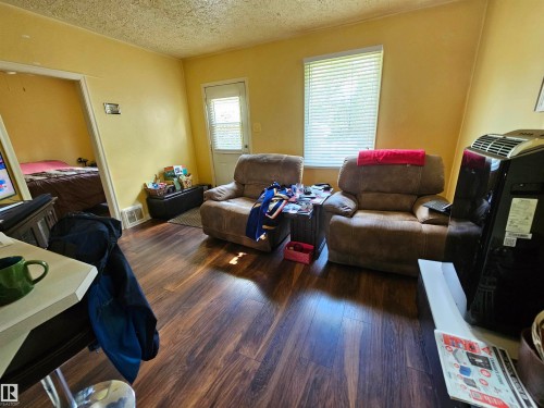 10438 147 Street, Edmonton, AB - Indoor Photo Showing Living Room